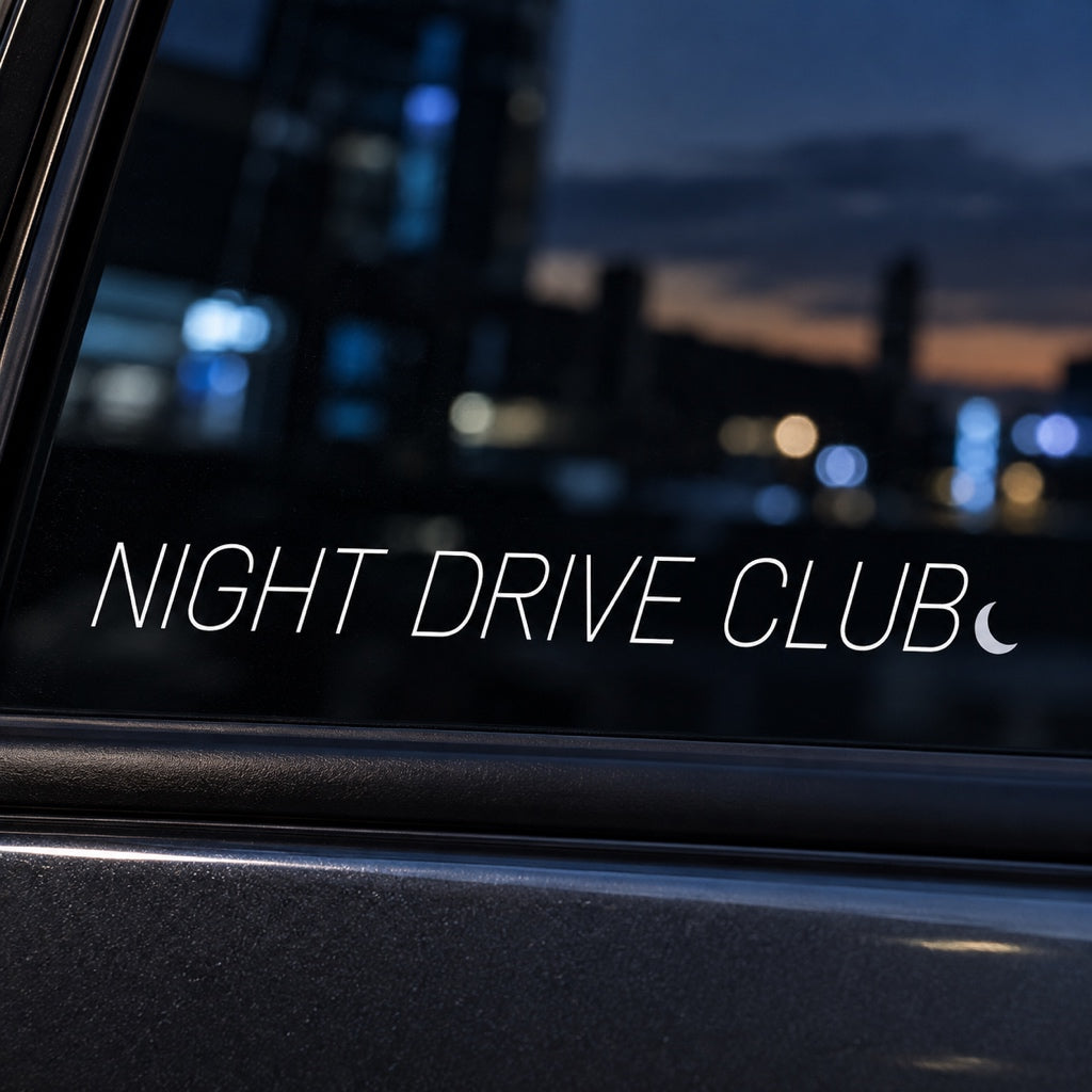 Night Drive Club - близка визуализация на белия надпис върху странично автомобилно стъкло