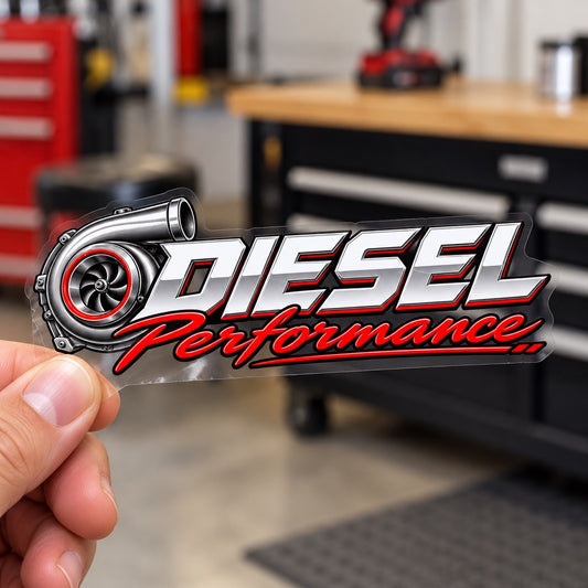 Визуализация на малкия стикер DIESEL Performance върху прозрачно транспортно фолио, държано с ръка