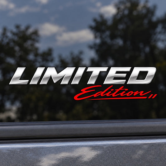 Цветен стикер Limited Edition върху автомобилно стъкло, близък кадър с реалистичен размер