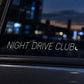 Night Drive Club - близка визуализация на белия надпис върху странично автомобилно стъкло